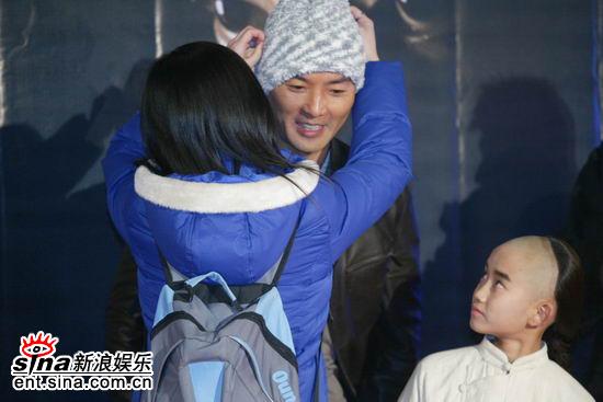 图文：霍元甲聚首庆典--影迷给伊面戴帽子