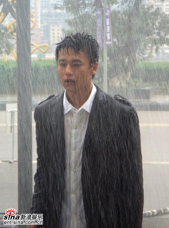 剧照-崔林爱在来时重庆演“情深深雨朦朦”(图)