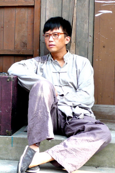 剧照-邓超衣衫褴褛满脸灰尘 饰演穷人角色获影迷支持