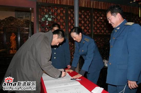 剧照-图文：垂直打击研讨会--嘉宾纷纷签名留念
