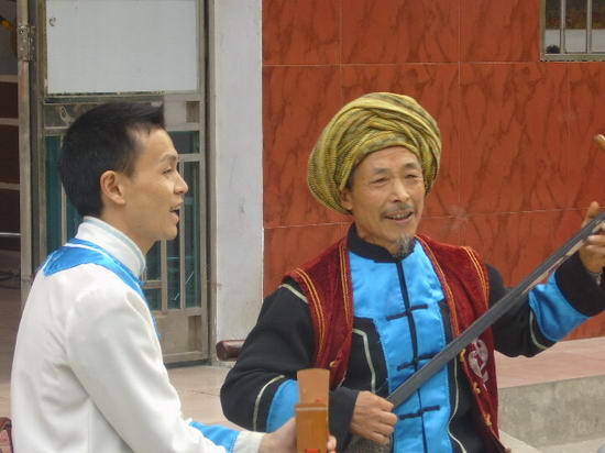 剧照-村官土家历史文化浓 老者三弦唱南曲(图) 