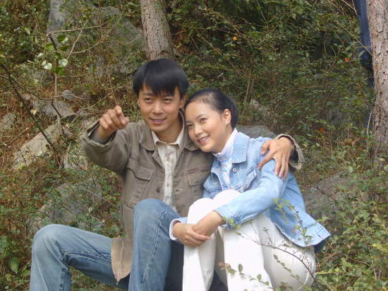 剧照-电视剧村官现场 男女主角相拥多次笑场(图)
