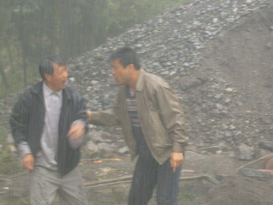 剧照-电视剧村官拍摄雨景 现场调用消防车(组图)