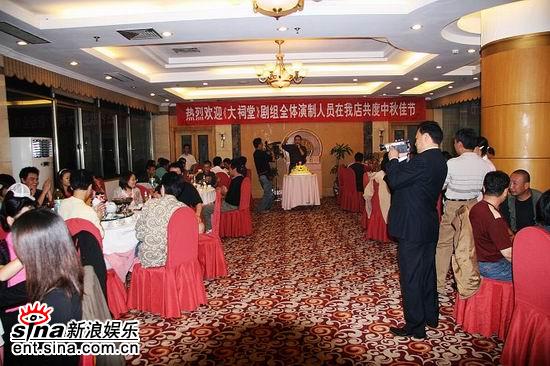 剧照-中秋夜大祠堂剧组佳节为众寿星庆生(组图)