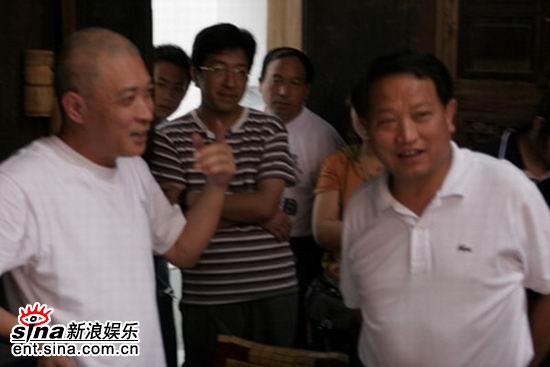 剧照-市委书记探班大祠堂 感受酷暑工作艰辛(图)