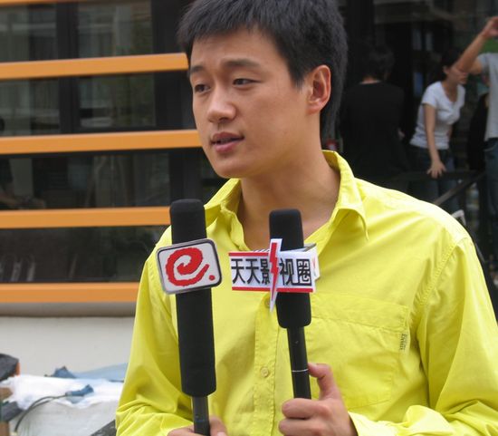 剧照-奋斗探班终成行 赵宝刚赶戏未休息(组图)