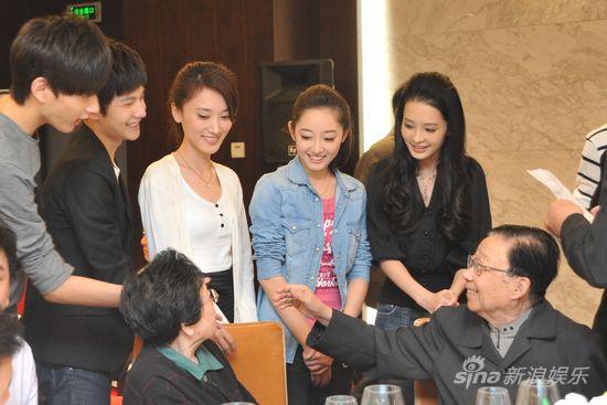 剧照-导演谢铁骊中秋寄语新红楼宝黛钗(组图)