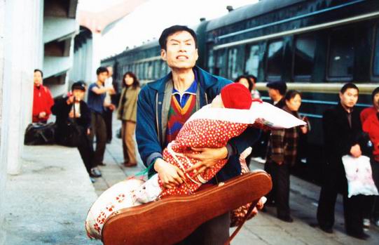 剧照-组图：刘佩琦和剧重现15年前拾婴一幕