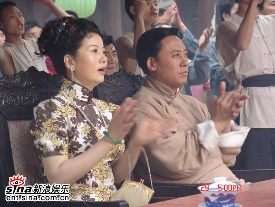 剧照-图文：金戈梨园--杨凡郑卫莉认真看戏
