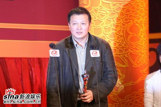 剧照-图文：杨亚洲代表家有九凤领最佳影视歌曲奖