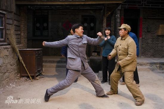 剧照-图文：钢铁年代元旦开播-冯远征挥拳