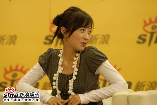 剧照-图文：康朝秘史主创聊新剧--小李菲夸张项链