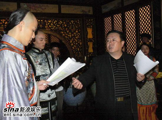 剧照-图文：探班康朝秘史--尤小刚在给钟汉良讲戏