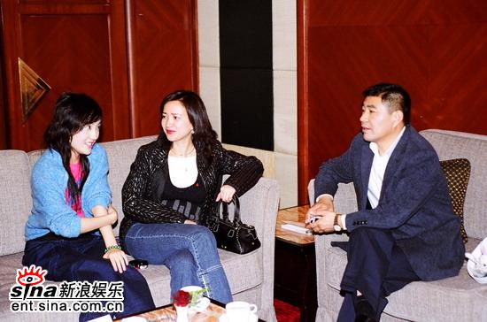 剧照-图文：浪击天涯开机--王建业和何晴、史可交谈