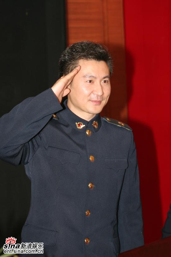 剧照-图文：砺剑首映式--男主角丁宁敬礼