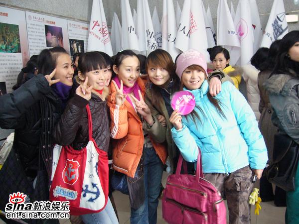剧照-图片：寻找春姑娘人大报名现场--漂亮女孩