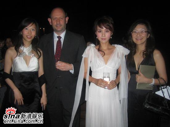 剧照-麻辣婆媳牵出姻缘？ 何琳遭男影迷示爱(图)