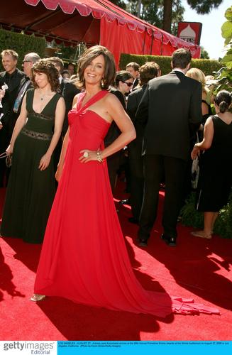 剧照-图文：红地毯--简卡契马瑞克着露肩红色礼服亮相