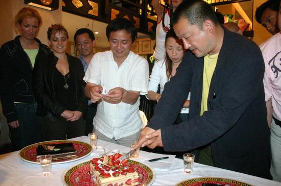剧照-图文：王小帅戛纳庆祝生日--切草莓蛋糕