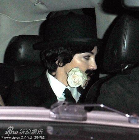 剧照-麦当娜带儿女参加变装派对 反串女版卓别林(图)