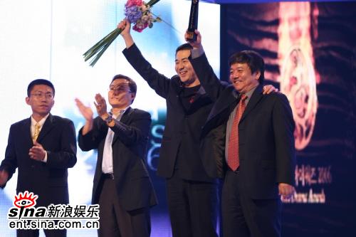 剧照-图文：乔家大院剧组领奖 与韩国观众打招呼