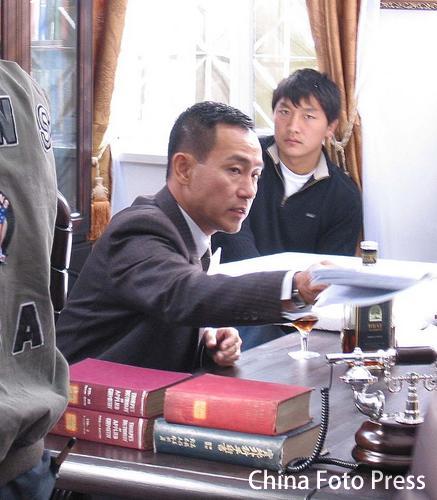 剧照-林保怡拍青城之恋 践踏草坪惨遭罚款(组图)