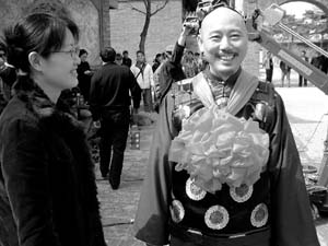 剧照-“前门楼子”抢亲戏 李成儒频换手机为女人(图)