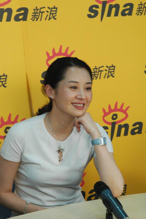 剧照-图文：沙家浜做客新浪-许晴单手托腮