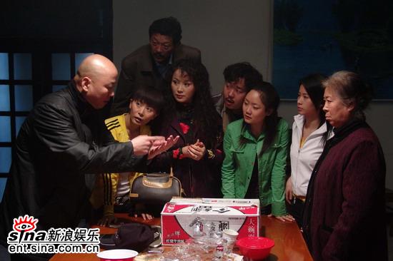 剧照-上线深夜秘密拍摄家庭传销培训戏(组图)