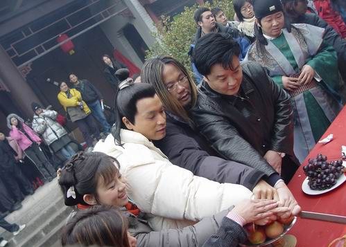 剧照-图文：傻王闯天下开机(15)--众星切乳猪