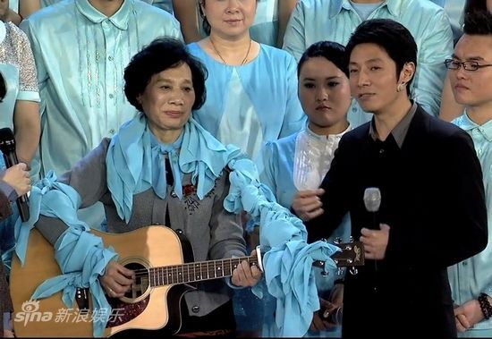 剧照-图文：梦想合唱团-颤音奶奶戴满蓝色丝巾