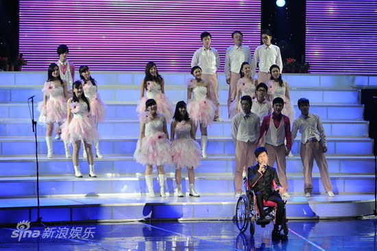 剧照-图文：梦想合唱团梦想盛典-胡彦斌坐轮椅演唱