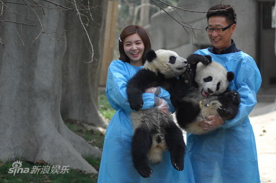 剧照-图文：林师傅在首尔剧照-林永健张瑞希抱熊猫