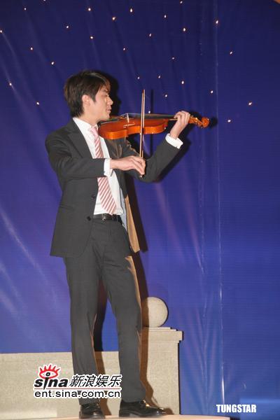 剧照-图文：屋顶上的绿宝石片场--霍建华表演