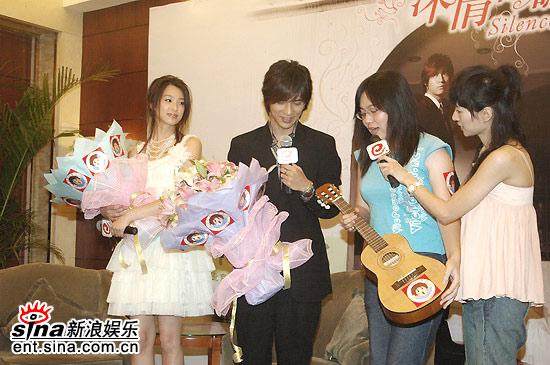 剧照-图文：深情密码见面会--FANS送周渝民礼物