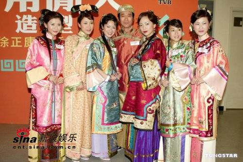 剧照-图文：御用闲人试装 郑少秋被美女环绕(3)