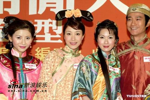 剧照-图文：御用闲人试装 郑少秋被美女环绕(2)
