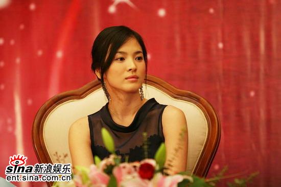 剧照-图文：浪漫满屋长沙宣传--宋慧乔略显严肃