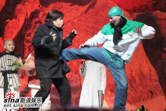 剧照-图文：陈小春和梁小龙台上比武--踢中梁小龙