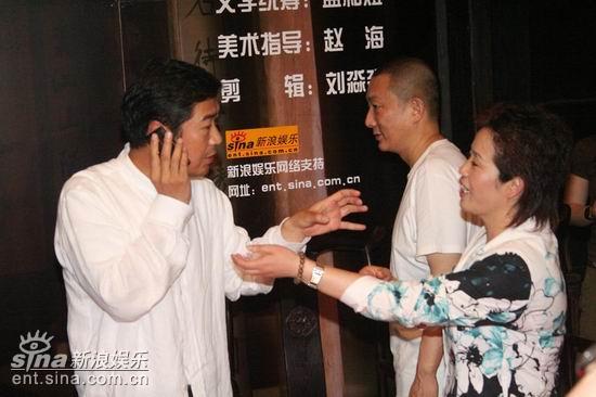 剧照-图文：中国往事探班--张国立忙着接电话