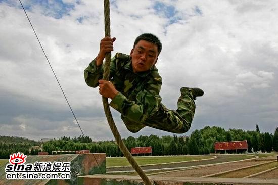 剧照-士兵突击热播 王宝强机场受影迷围堵(组图)