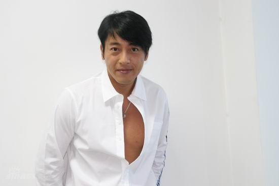 剧照-图文：绣娘兰馨首映仪式--吕颂贤白衣酷型