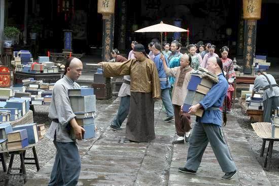 剧照-图文：中国往事热拍--曹老爷指挥仆人晒书