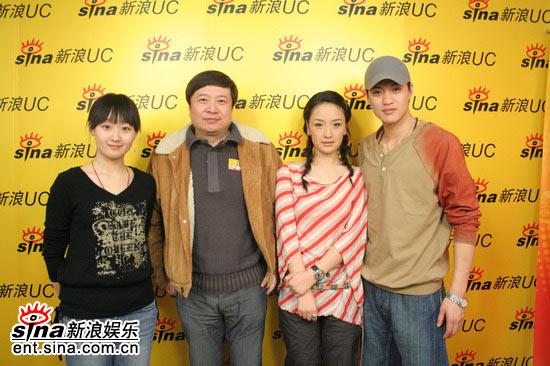 剧照-图文：滇西往事主创做客新浪--与主持人合影