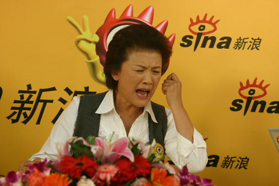 剧照-图文：红梅花开主创做客-情不自禁现场表演