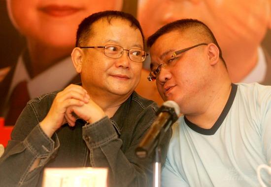 剧照-图文：红梅花开发布会—王刚和编剧周一民