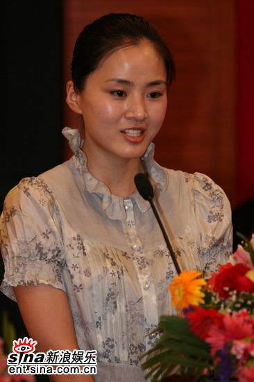 剧照-图文：君子好逑首映式--女演员冯海煜发言
