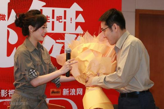 剧照-图文：海岩舞者发布会--海岩给孙俪献花