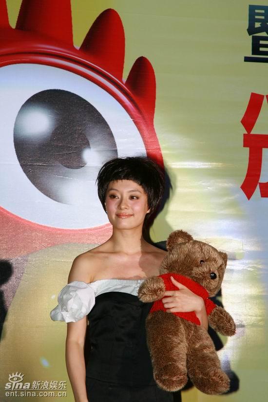 剧照-图文：孙俪演唱歌曲 抱着粉丝送的小熊很开心