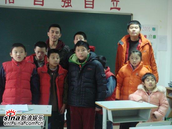 剧照-组图：赵毅圣诞节再会小老师 访启智学校